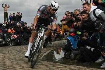 Parigi-Roubaix, Van der Poel trionfa in solitaria Parigi-Roubaix, Van der Poel trionfa in solitaria