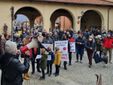 Il raduno sotto al Comune