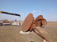 L’installazione della scultura di Elio Garis