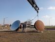 L’installazione della scultura di Elio Garis