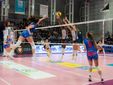 Németh contro Nwakalor e Herbots (foto di Christian Bosio)