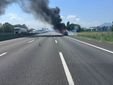 Auto in fiamme lungo la tangenziale di Torino Auto in fiamme lungo la tangenziale di Torino