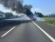Auto in fiamme lungo la tangenziale di Torino Auto in fiamme lungo la tangenziale di Torino