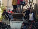 Davide Rivoira con i compagni di viaggio, a sinistra, sul tettuccio della Citroën dell’artista di Arles
