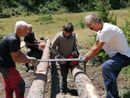 I volontari della manutenzione dei sentieri al lavoro