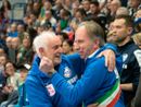 Claudio Prina, da sinistra, abbraccia il sindaco di Villafranca Piemonte per festeggiare la prima salvezza, nel 2023 (foto di Christian Bosio)
