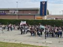 Un fiume di persone da piazza Facta al Carrefour di Pinerolo