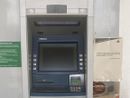 Il bancomat con il foglio che annuncia la chiusura