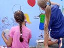 Gli alunni delle elementari al lavoro per il murale di piazza Giretti