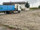 Camion finisce fuori strada nelle campagne di Vigone