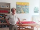 Il pastore Ruggero Marchetti vicino al quadro del Seminatore di Van Gogh