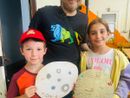 Roberto Pino con due dei bambini che hanno realizzato le decorazioni lunari per la nuova festa perosina