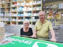 Vittorio Cazzadori e Luciana Biz nel negozio che ha compiuto 100 anni