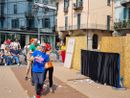 ‘Piriciof’ in primo piano, con il becco blu, in una gag della Giornata del naso rosso del 2023