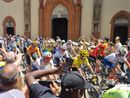 I ciclisti attraversano piazza San Donato a Pinerolo