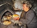 Una donna che sforna il pane a Pragelato