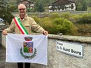 Il sindaco Massimo Marchisio di fianco al cartello della nuova piazza Guiot Bourg