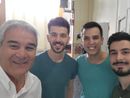 Pino Insegno con i pinerolesi, da sinistra, Alberto Pimpini, Stefano Perucca e Lorenzo Piatti