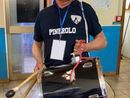 Madella con la maglia della società e il tamburo