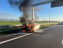 Auto in fiamme lungo la tangenziale di Torino Auto in fiamme lungo la tangenziale di Torino