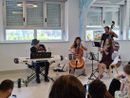 Sorpresa del cantante, che si è esibito con il suo progetto da solista “Piano Piano”