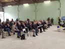 incontro con persone sedute su più file
