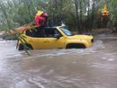 auto nel guado auto nel guado