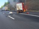 Una immagine del furgoncino avvolto dalle fiamme dopo l'incidente