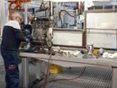 operaio al lavoro in fabbrica