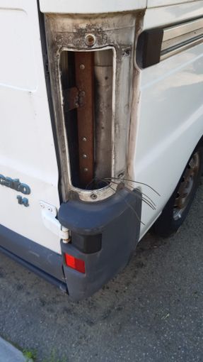 Il pulmino danneggiato