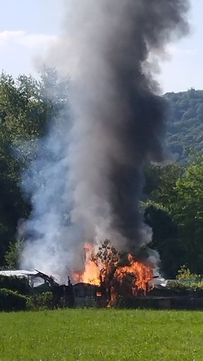 Prende fuoco una baracca degli orti a Luserna San Giovanni Prende fuoco una baracca degli orti a Luserna San Giovanni