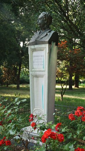 Il busto di De Amicis, con le striature celesti da pulire Il busto di De Amicis, con le striature celesti da pulire