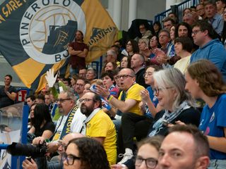 Il pubblico e i Pinerolo Boys (Foto di Christian Bosio)