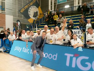 Coach Santarelli con i Pinerolo Boys (foto di Christian Bosio)