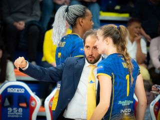 Il secondo allenatore Naddeo parla con Bridi (foto di Christian Bosio)