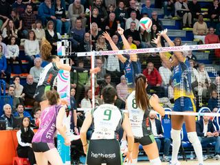 Giovannini contro il muro di Battistoni e Sylves (foto di Christian Bosio)