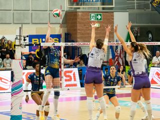 Pallonetto di Dodson contro il muro di Tanase e Malešević (foto di Christian Bosio)