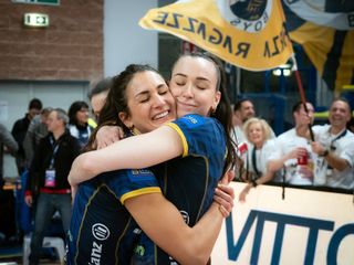 D'Odorico e Akrari si abbracciano a fine partita (foto di Christian Bosio) D'Odorico e Akrari si abbracciano a fine partita (foto di Christian Bosio)