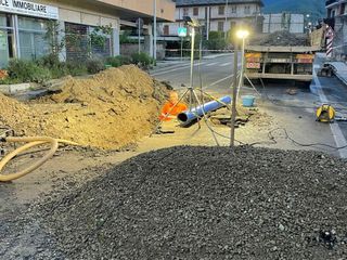 Strada chiusa per una perdita d'acqua Strada chiusa per una perdita d'acqua