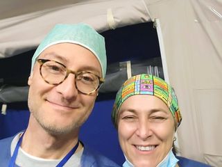 Liana Rosini con l’ortopedico pinerolese Nicola Lollino