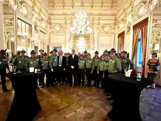 Il coro Ana con il console e l’ambasciatore italiani