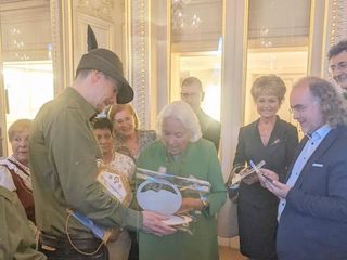 Scambio di doni con la regina Paola