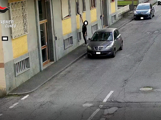 Lo spaccio dalla finestra