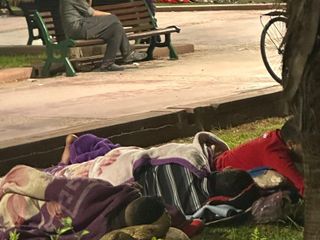 Gente che dorme in strada a Medina di Marrakech