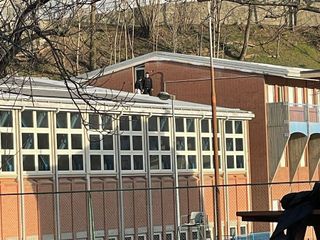 Giovani sul tetto delle scuole medie a Perosa Argentina