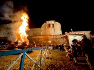 Il ‘falò della libertà’ a Saluzzo Il ‘falò della libertà’ a Saluzzo