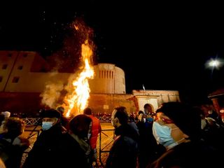 Il ‘falò della libertà’ a Saluzzo Il ‘falò della libertà’ a Saluzzo