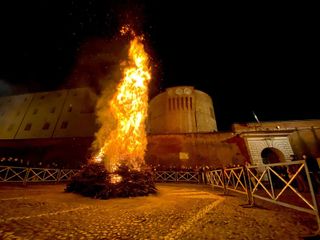 Il ‘falò della libertà’ a Saluzzo Il ‘falò della libertà’ a Saluzzo
