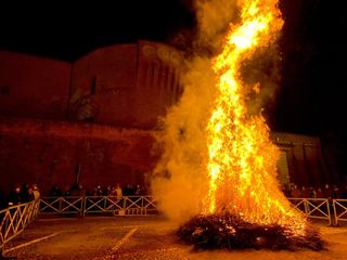Il ‘falò della libertà’ a Saluzzo Il ‘falò della libertà’ a Saluzzo