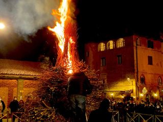Il ‘falò della libertà’ a Saluzzo Il ‘falò della libertà’ a Saluzzo